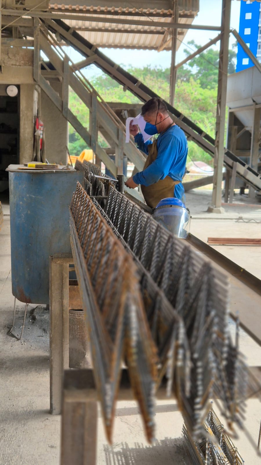 Produção de vigota treliçada na fábrica Dom Bosco em Valinhos-SP